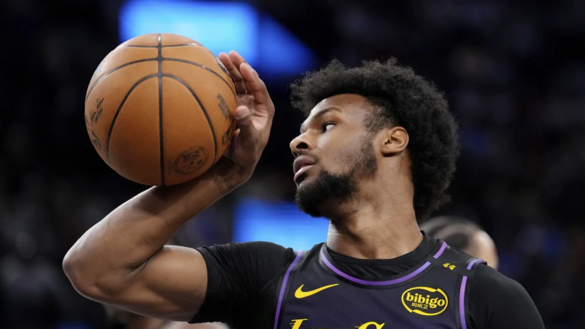 Bronny James, de los Lakers de Los Ángeles, sujeta un balón en un partido ante los Clippers de la misma ciudad, el domingo 19 de enero de 2025 (AP Foto/Mark J. Terrill)
