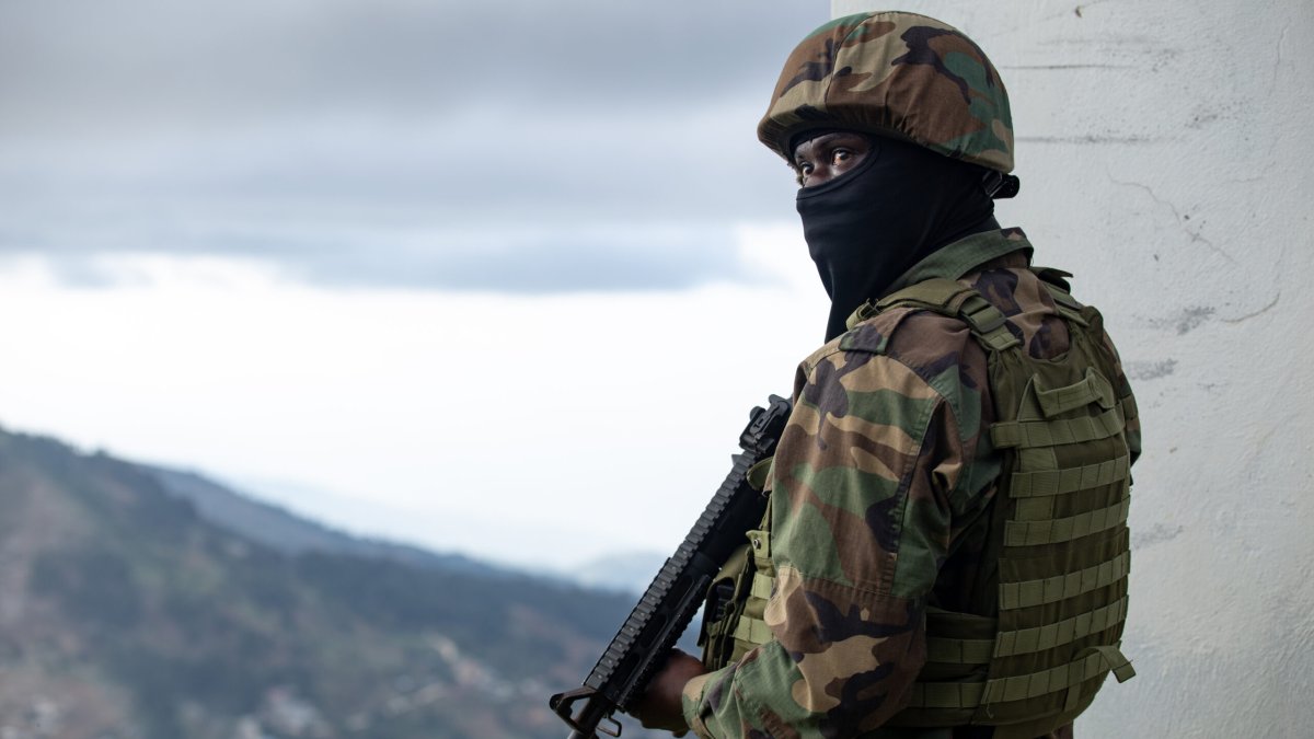 AME6831. KENSCOFF (HAITÍ), 03/02/2025.- Un soldado sostiene un arma durante un operativo este lunes, en Kenscoff (Haití). El área metropolitana de Puerto Príncipe estuvo paralizada, debido a las nuevas amenazas del líder de la coalición de bandas 