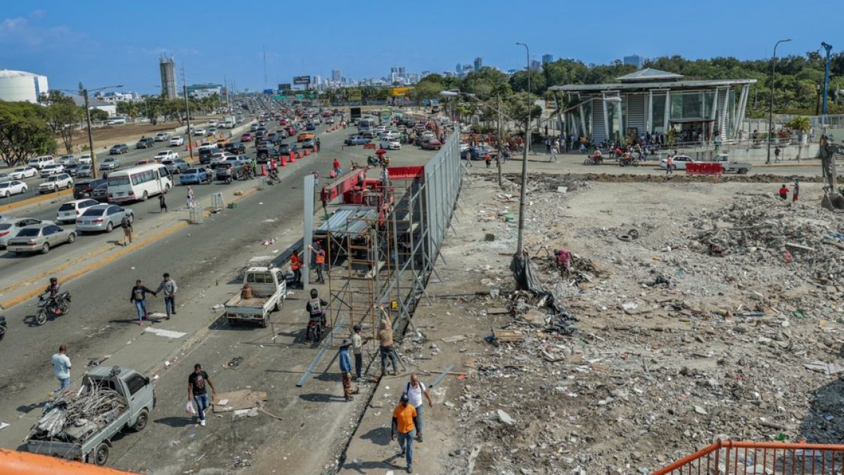 Pese a desalojo, decenas de buhoneros del KM 9 dicen no han sido indemnizados