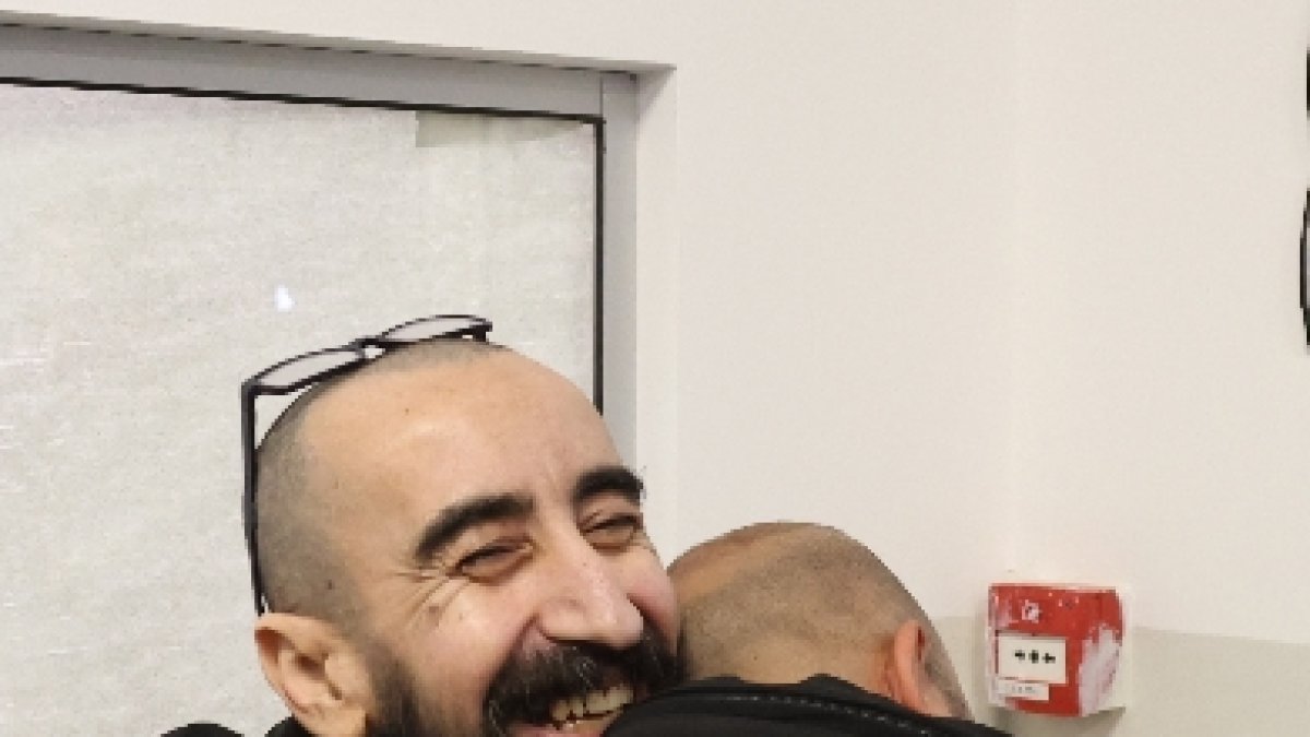 Palestino abraza familiar