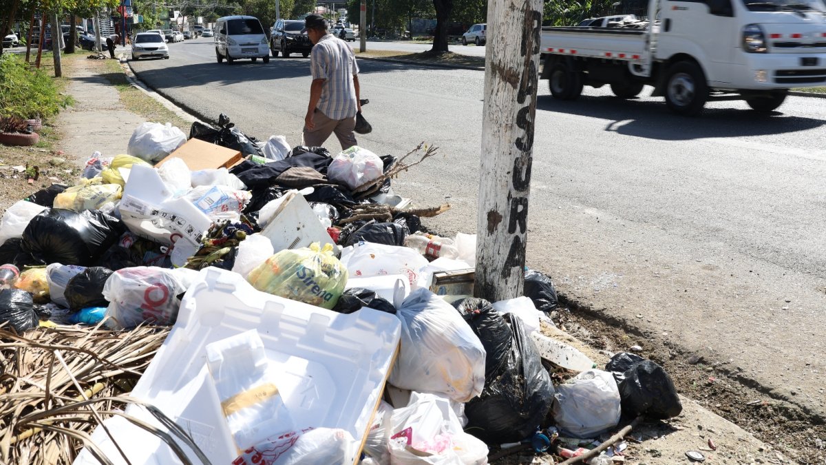 basura en sabana perdida y charle 15-1-25 fotos Guillermo Burgos