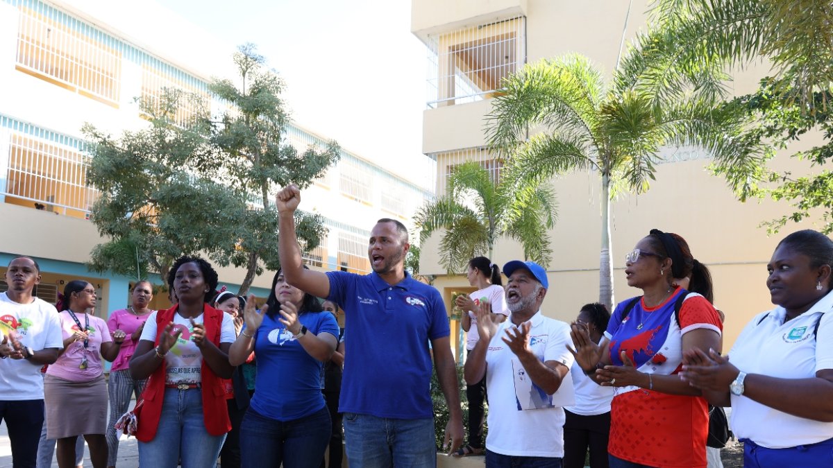 Maestros junto a los padres limpian escuela por falta de personal