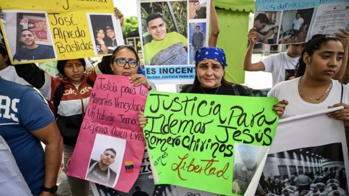 Familiares de migrantes venezolanos deportados desde Estados Unidos a una prisión de máxima seguridad en El Salvador sostienen carteles durante una manifestación frente al edificio de las Naciones Unidas en Caracas el 9 de abril de 2025. AFP - JUAN BARRETO