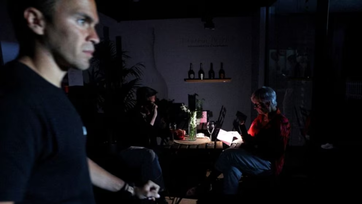 Tenis - Masters de Madrid - Parque Manzanares, Madrid, España - 28 de abril de 2025. Aficionados tras la suspensión de los partidos debido a un corte de electricidad. REUTERS/Violeta Santos Moura