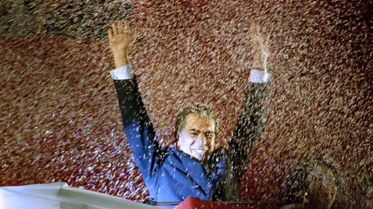 Mario Vargas Llosa durante su campaña presidencial en 1990 en Perú. Guetty Images