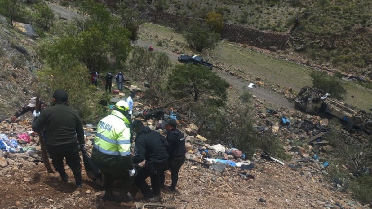Socorristas auxilian heridos en el lugar. EFE