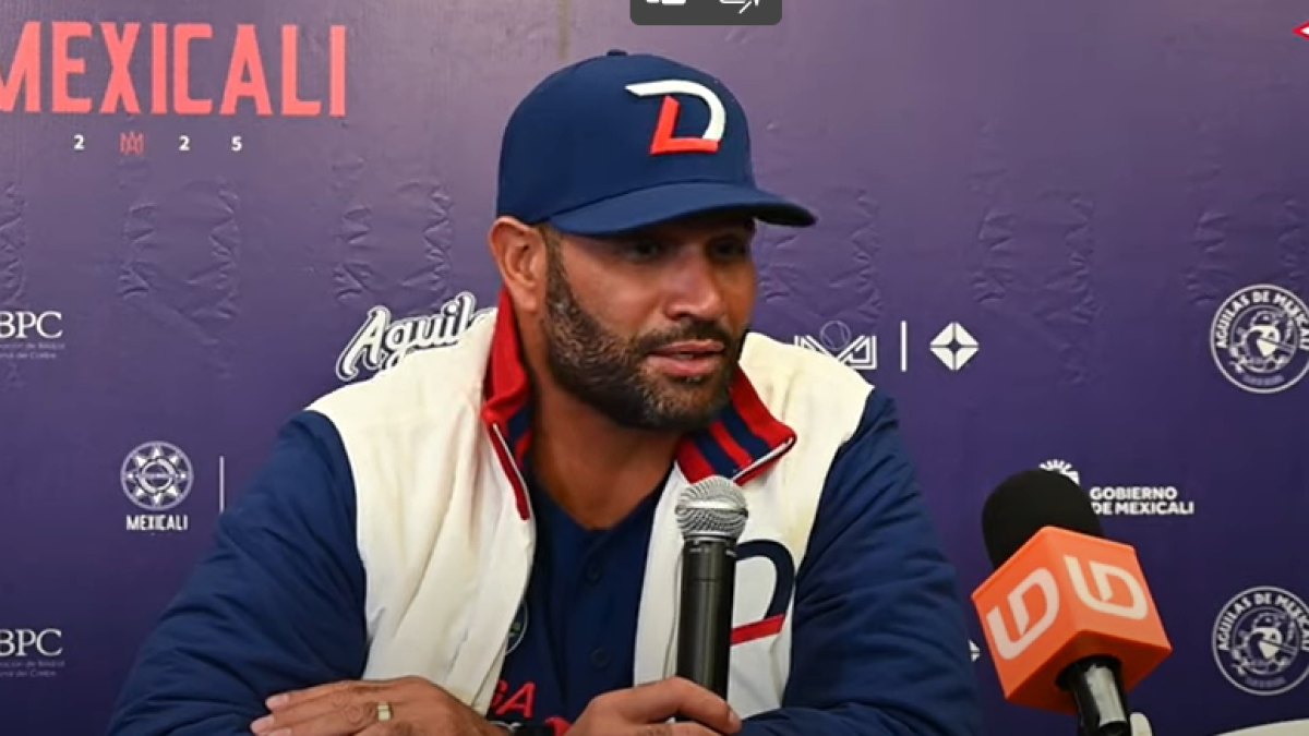 Albert Pujols durante una rueda de prensa en Mexicali.