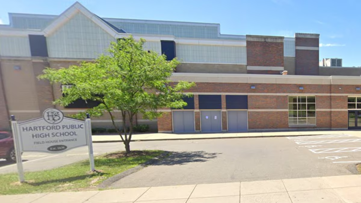 Aleysha Ortiz, de 19 años, presentó una demanda contra el sistema educativo de Hartford tras graduarse con honores sin haber aprendido a leer ni escribir. (Crédito: Google Earth)