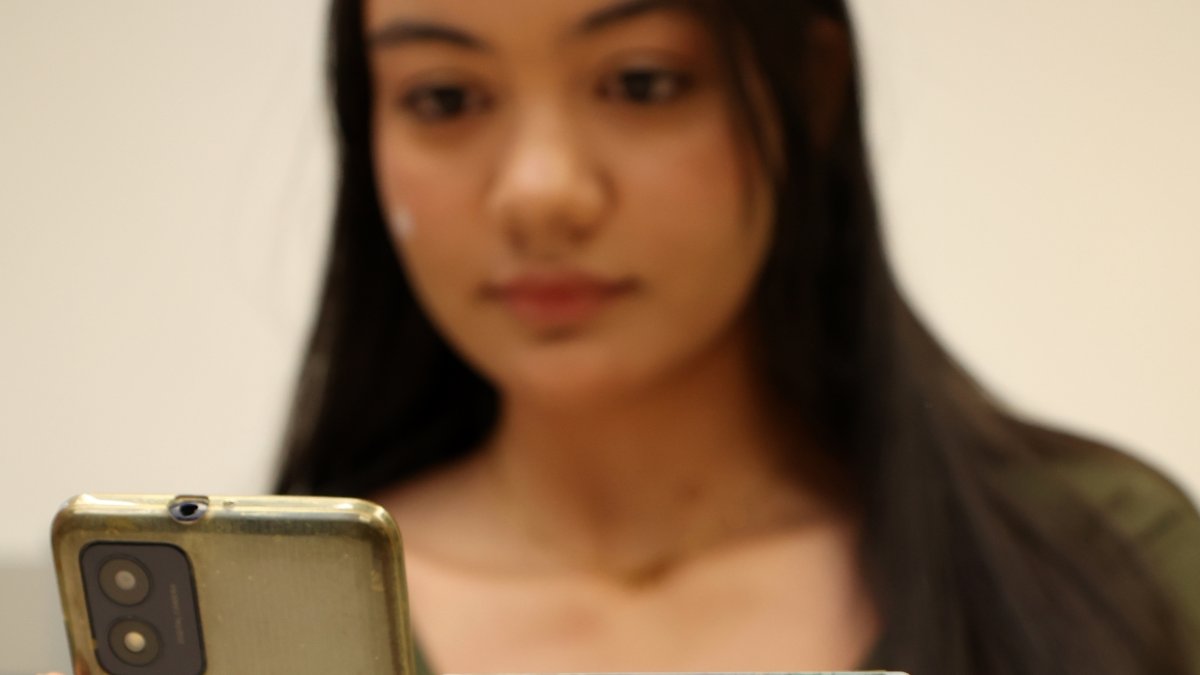 El uso del celular en transacciones financieras crece en el país.  Duany Núñez