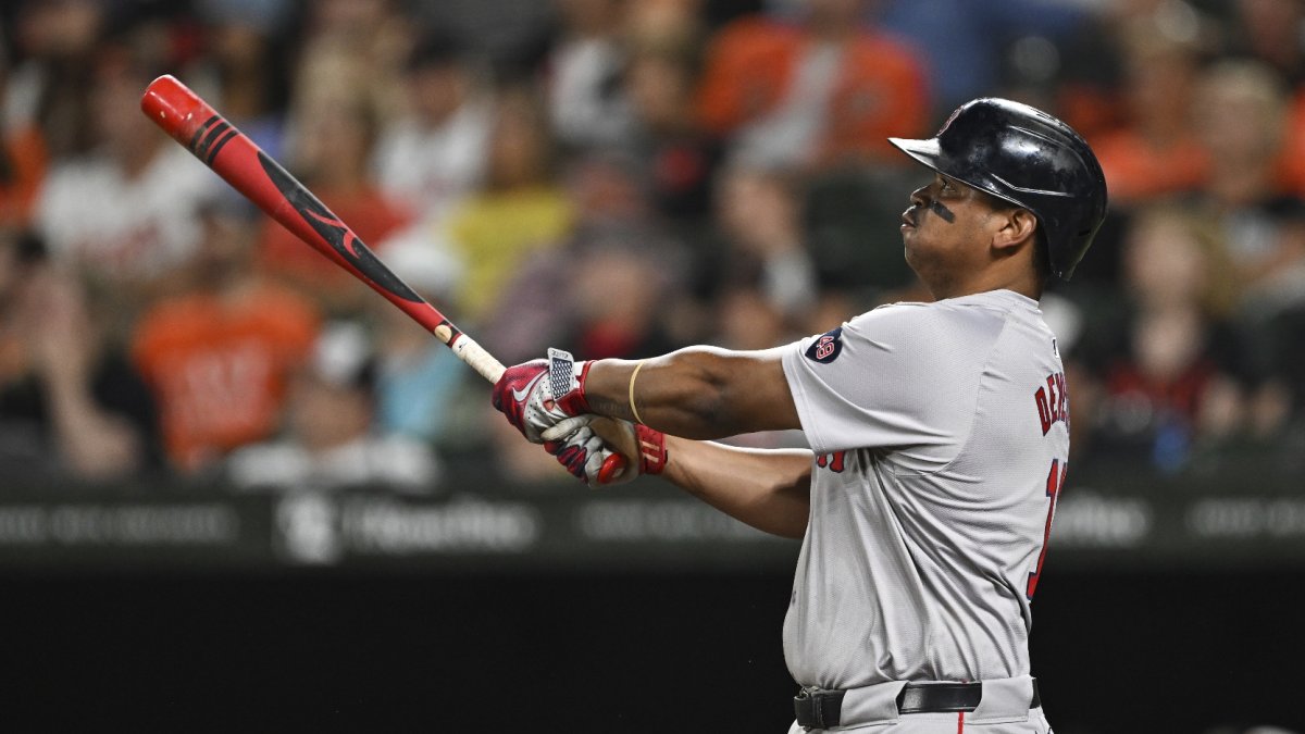Rafael Devers, de Boston, dispara su jonrón 200 en su joven carrera.