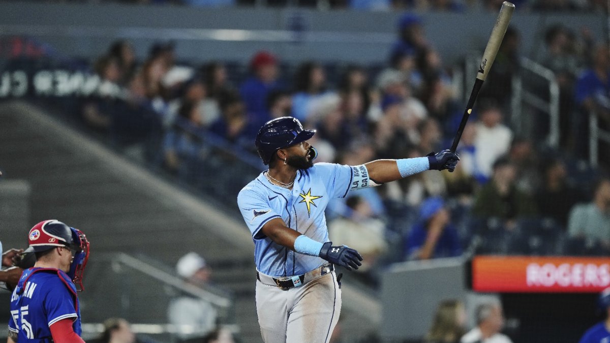 El dominicano Junior Caminero (13), de Tampa Bay Rays, celebra su grand slam contra los Azulejos Toronto.