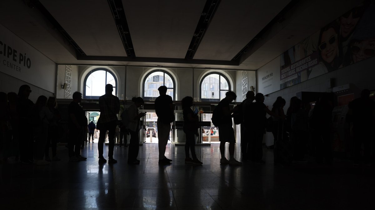 Fotografía del interior de la estación de Príncipe Pío este lunes, durante el apagón en Madrid. Red Eléctrica calcula que la recuperación total del sistema eléctrico español puede tardar entre 6 y 10 horas tras el apagón que se ha producido alrededor de las 12:30 horas y que ha afectado a la España peninsular y Portugal. EFE/ Rodrigo Jiménez