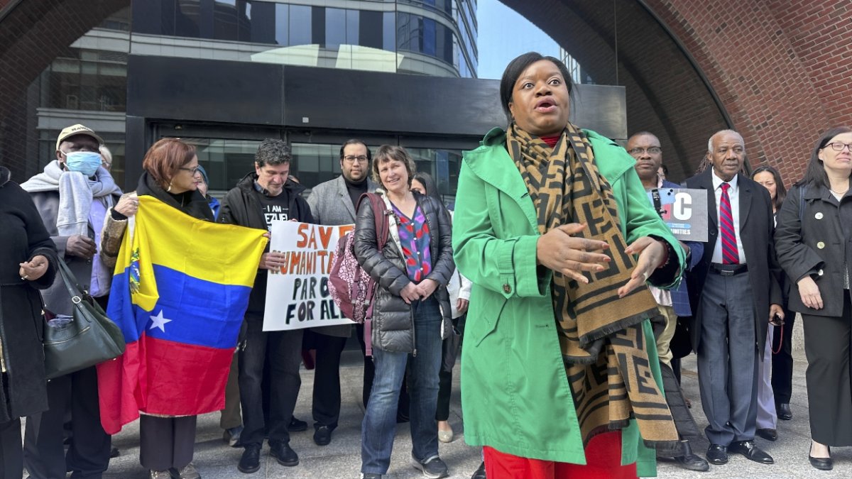 Manifestación en respaldo a los inmigrantes frente una corte federal en Boston, AP