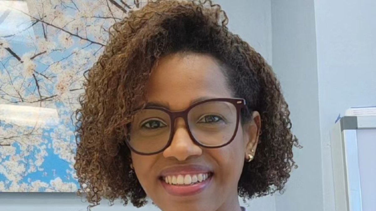 Doctora Ángela Araujo, neumóloga, explica relación de asma y medicamentos y necesidad de acceso.