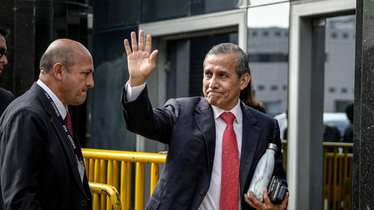 Expresidente de Perú Ollanta Humala saluda a su llegada al edificio Carlos Zavala Loayza, del Poder Judicial del Perú, este martes, en Lima (Perú). EFE/ John Reyes Mejía