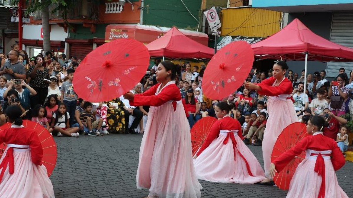 Presentación de danza china en RD.  José Francisco.