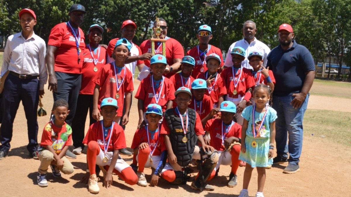 Julián de León (c) entrega trofeo de campeón 9-10 años a la  liga María Auxiliadora.