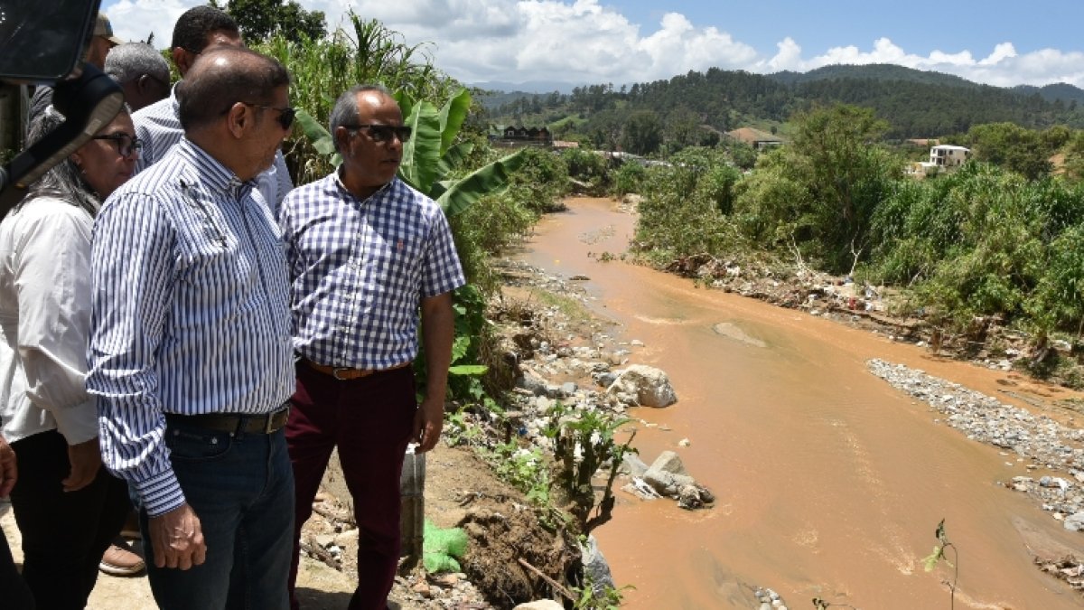 El ministro de Agricultura, observa inundaciones en Tireo.