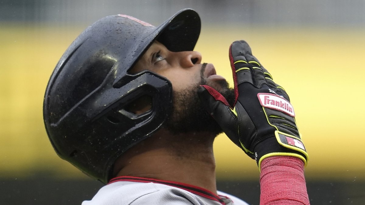 Carlos Santana, de Cleveland, celebra tras conectar un cuadrangular.