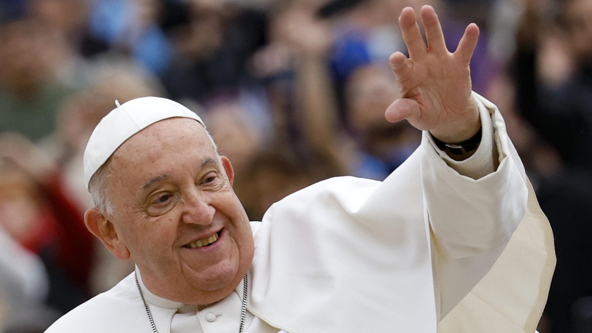 FOTODELDIA CIUDAD DEL VATICANO (VATICANO) 21/04/2025.- Fotografía de archivo del pasado 20 de noviembre de 2024 que muestra al papa Francisco durante una audiencia general en la Plaza de San Pedro en el Vaticano. El papa Francisco falleció este lunes a las 7.35 horas (5.35 GMT) en su residencia de la Casa Santa Marta, anunció en un vídeo mensaje el camarlengo, el cardenal Kevin Joseph FarrelEFE/ Fabio Frustaci
