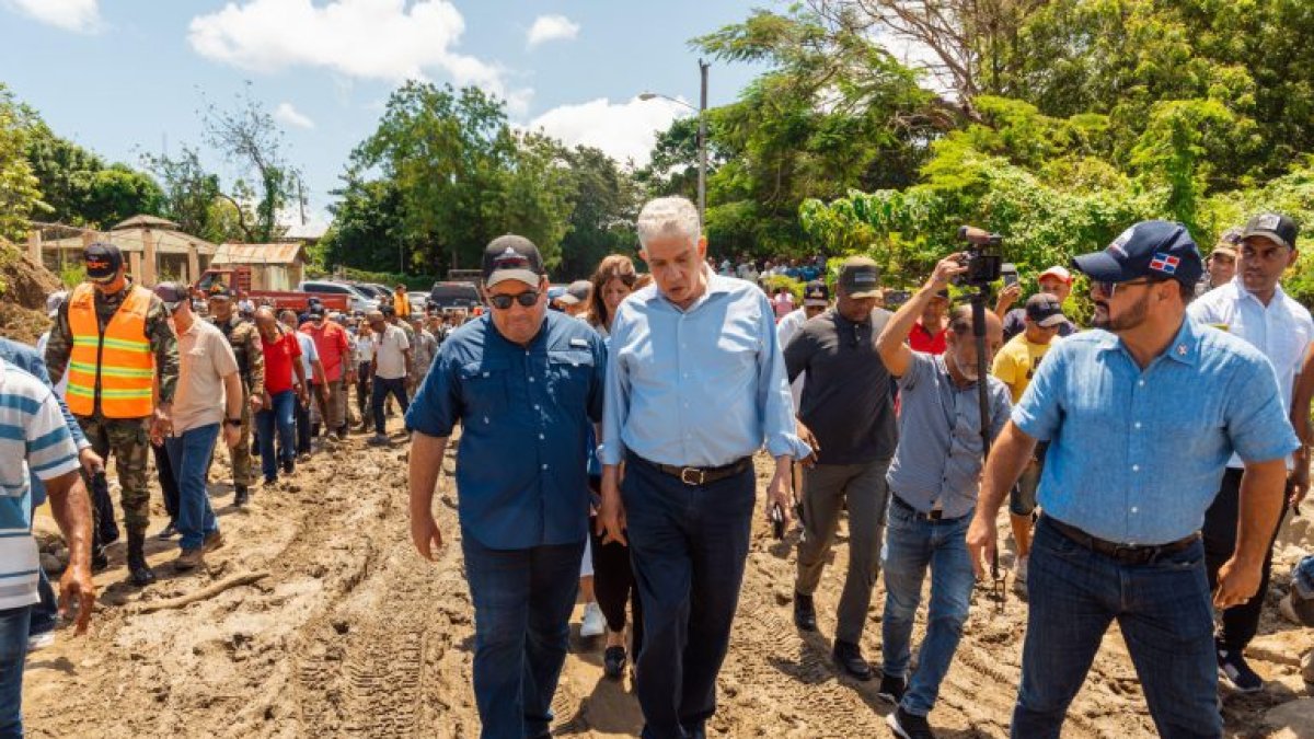 Los funcionarios durante su recorrido.