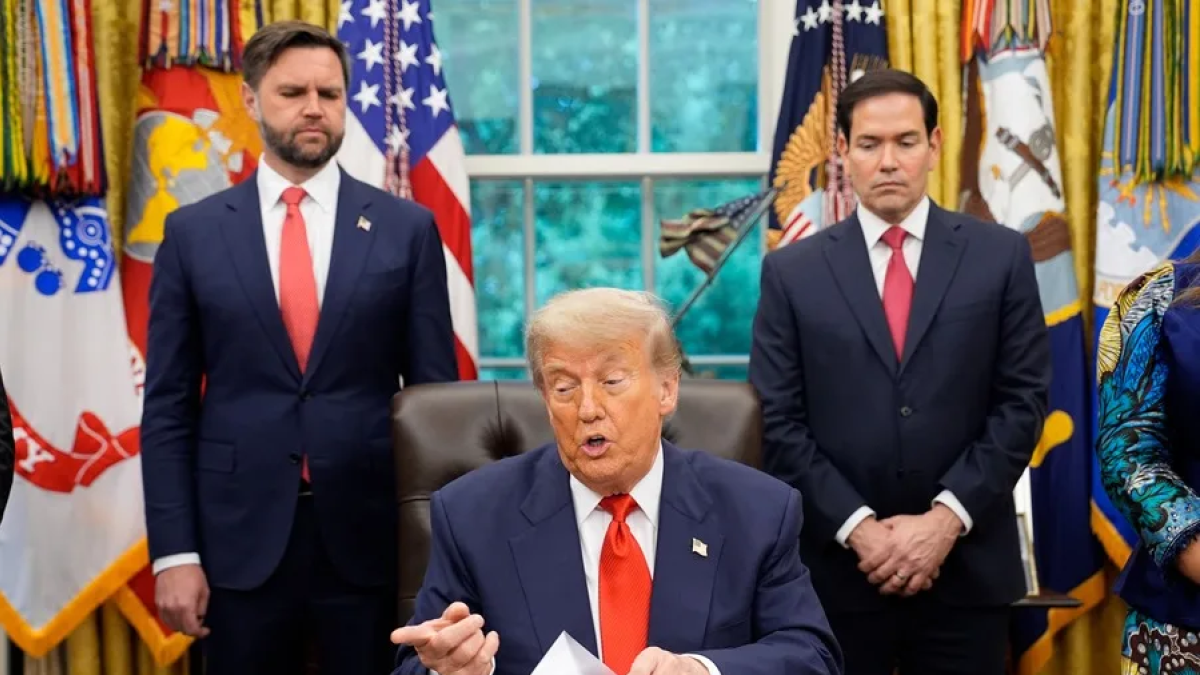 El presidente de EE.UU., Donald Trump (c), habla durante un acto en la Casa Blanca, este 27 de junio de 2025, en el que mencionó la posibilidad de una tregua en Gaza. EFE/Yuri Gripas/Pool