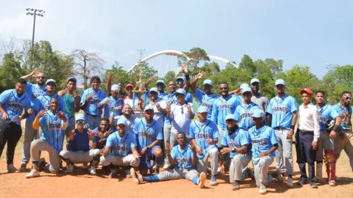 Julián de León (c), presidente de ABEDINA, entrega el trofeo de campeón a los Titanes