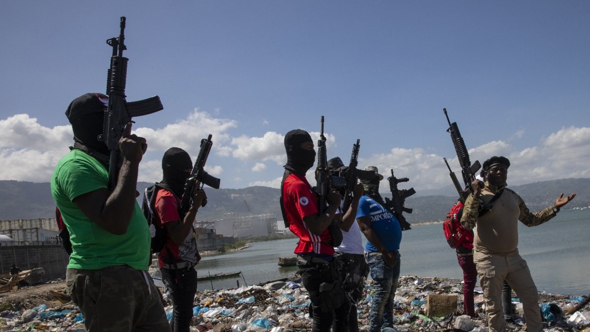 Miembros de banda haitiana liderada por Barbecue.  Archivo
