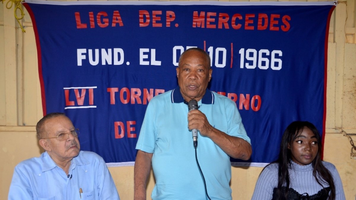 Luis Mercedes, centro,  ofrece detalles del evento.