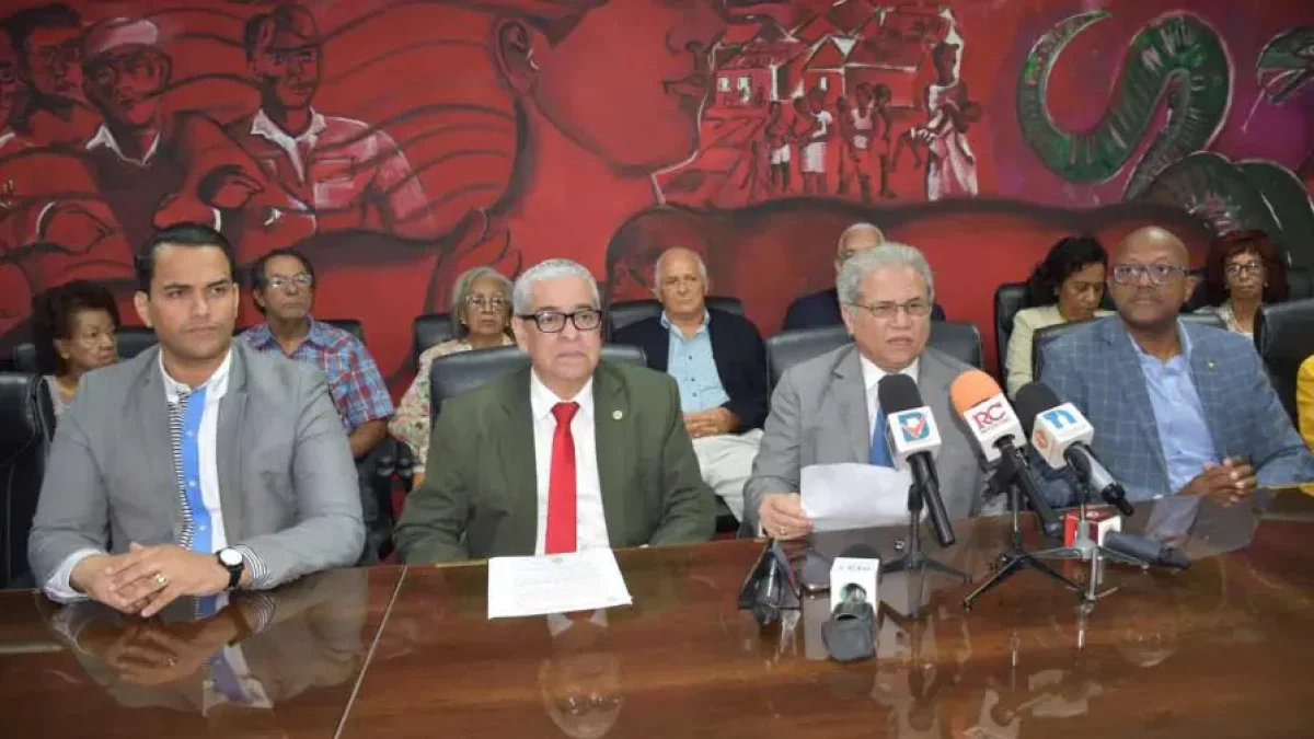 Los médicos durante una conferencia de prensa.