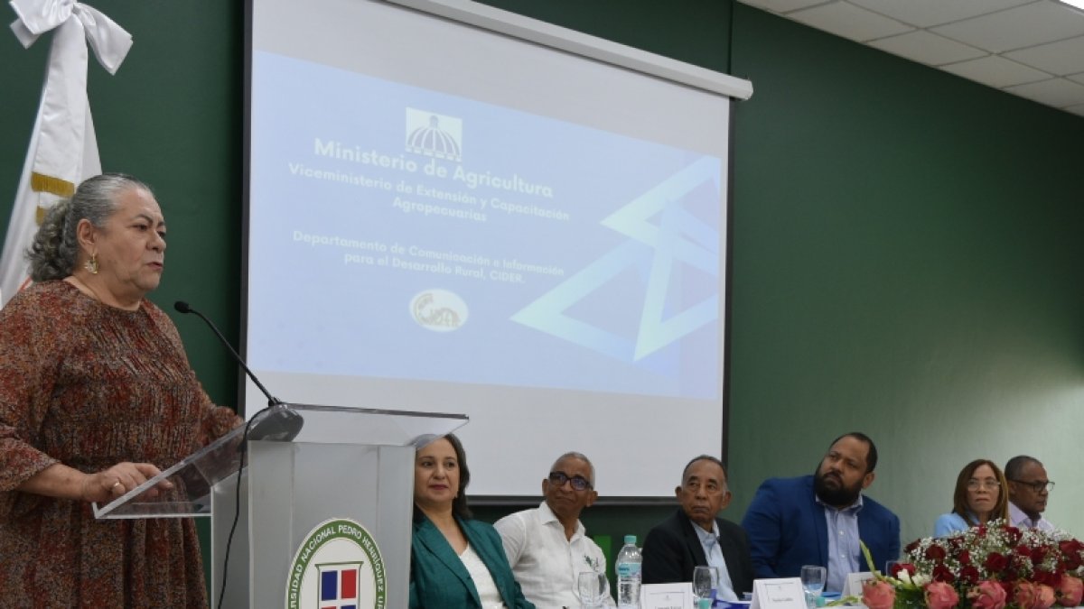 La viceministra Miriam Guzmán dice las palabras de bienvenida del panel Nueva Ruralidad en RD.