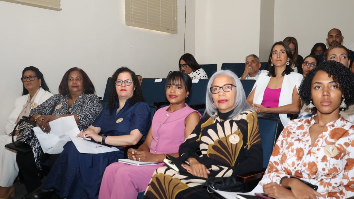 Marien Capitán, Millizen Uribe y otros participantes del foro: Foto: Guillermo Burgos