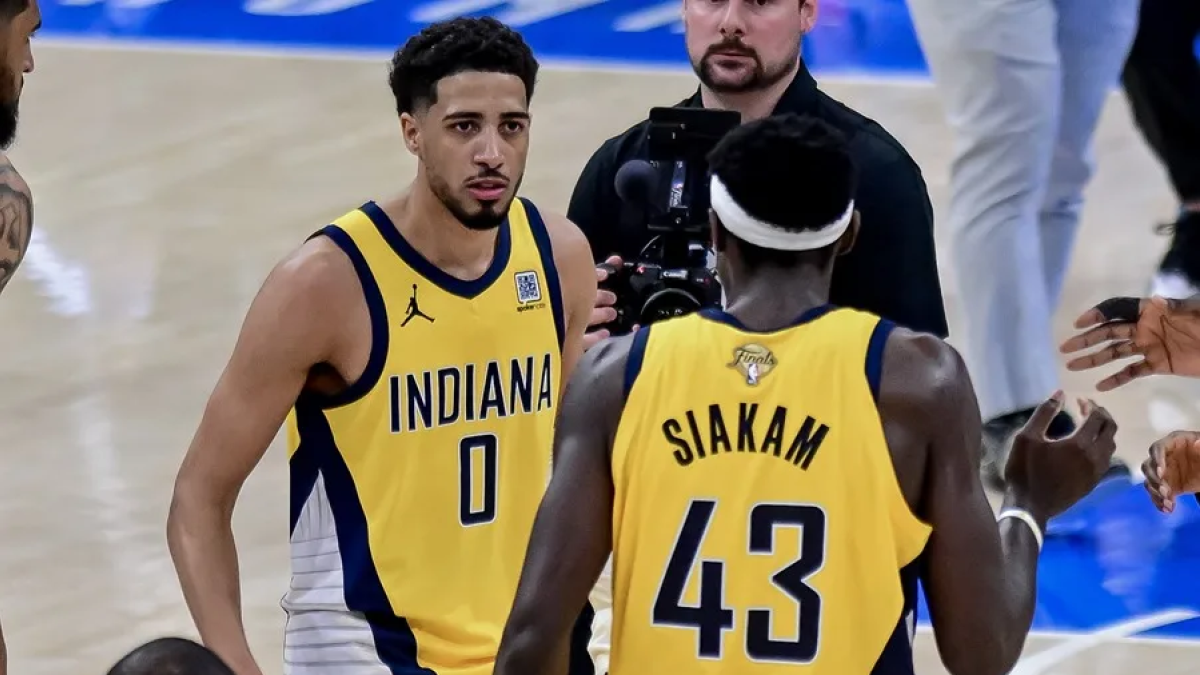 El base de los Indiana Pacers, Tyrese Haliburton (i), tras el partido. EFE/EPA/Manuela Soldi