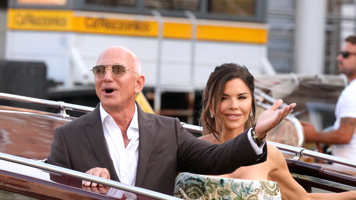 Jeff Bezos y Lauren Sanchez salen de su recepción preboda, en Venecia, Italia, el jueves 26 de junio de 2025.
Associated Press/LaPresse (APN)
