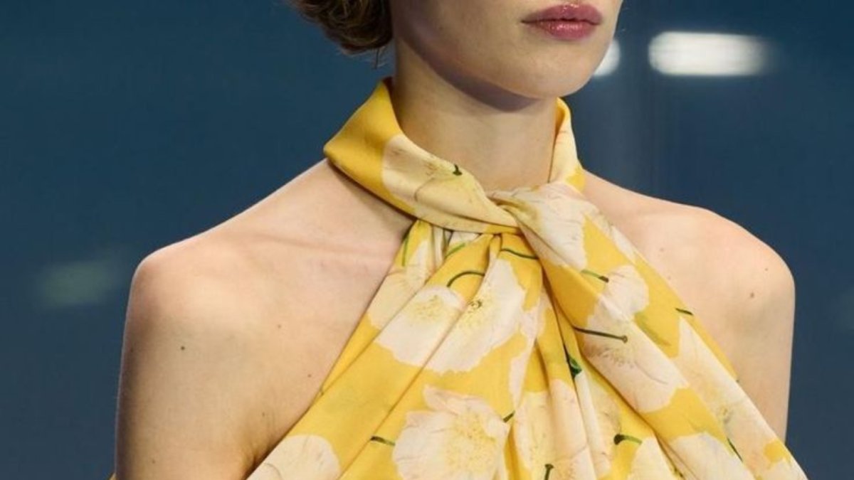 El escote halter es conocido por su diseño que se sujeta detrás del cuello, dejando al descubierto los hombros y, en muchos casos, parte de la espalda. Existen varias versiones.