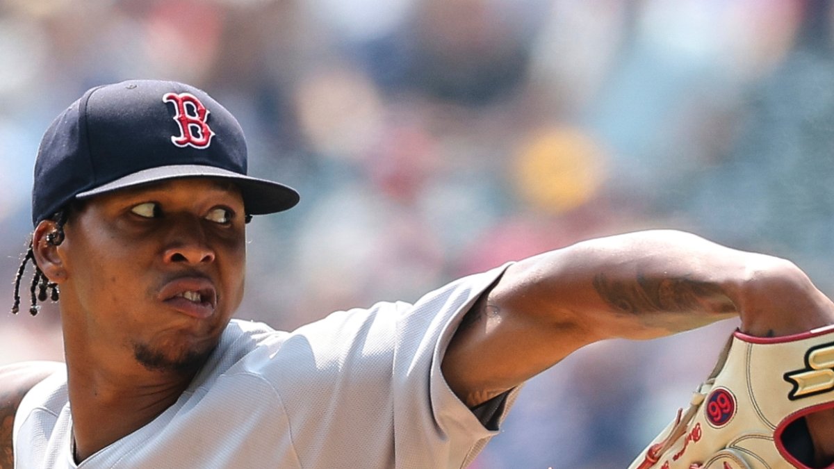 Brayan Bello (66), de Boston, tira durante el primer episodio ante los Mellizos.