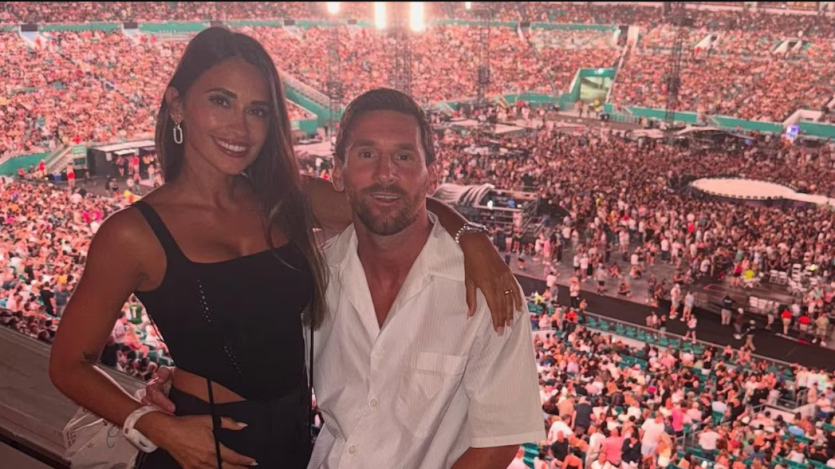 El astro rosarino y su esposa disfrutaron del recital de la banda de Chris Martin