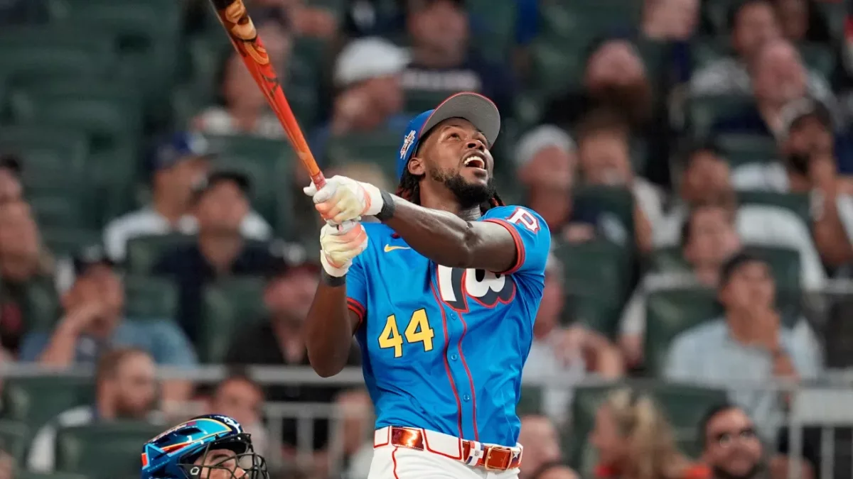 Oneil Cruz observa su largo cuadrangular.