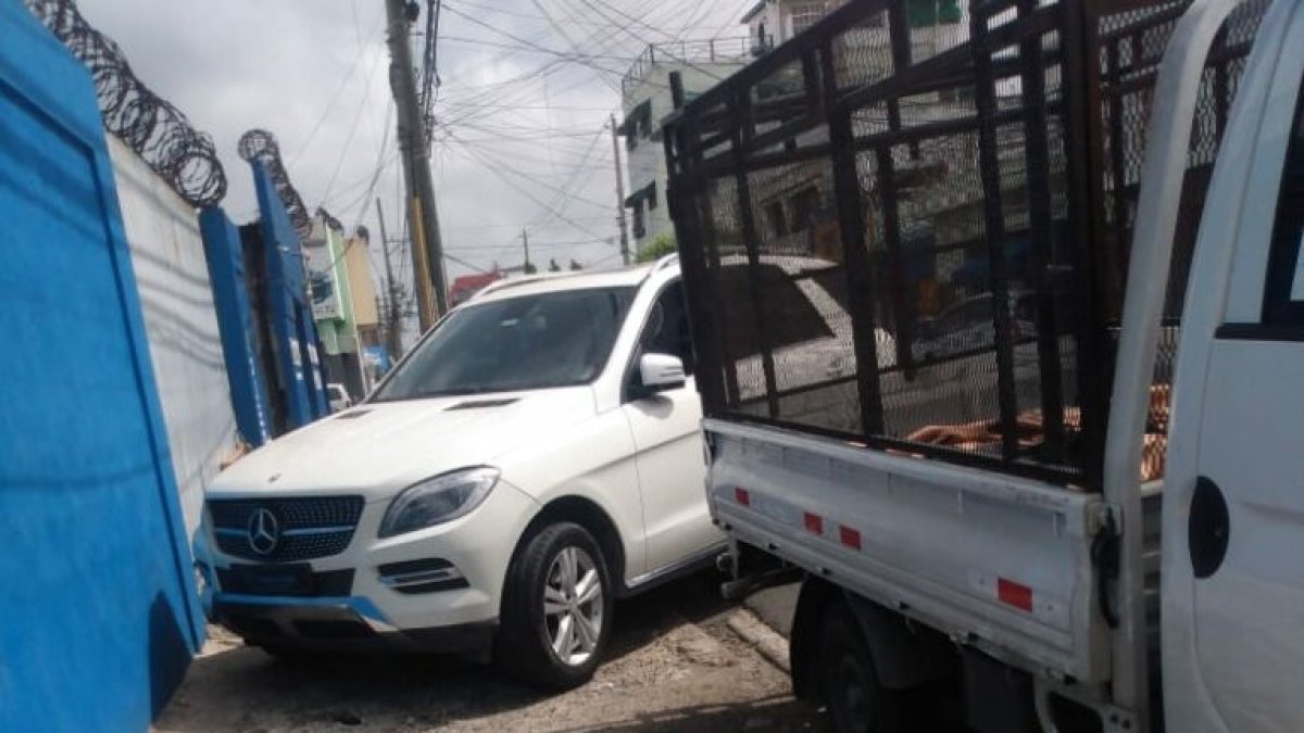 Más de 50 talleres y el incremento del parque vehicular desaparecen las aceras en el Ensanche La Fe