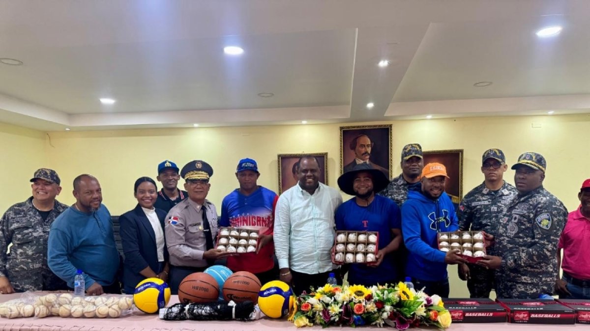 La Policía Nacional, entrega utilerías.