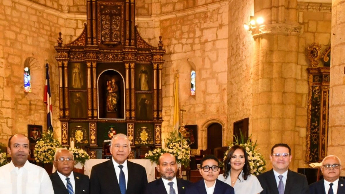 El director de la DGII junto a funcionarios públicos.