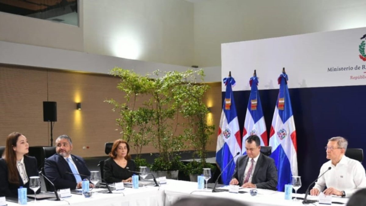 JCE  mostró a canciller Álvarez proyecto   nueva cédula.