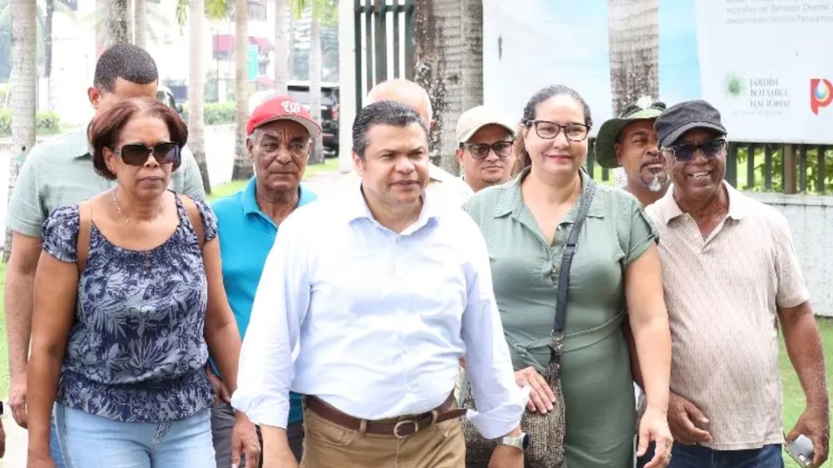 Diputado Tobías Crespo, junto a vecinos y miembros Club de Caminantes Botánico.