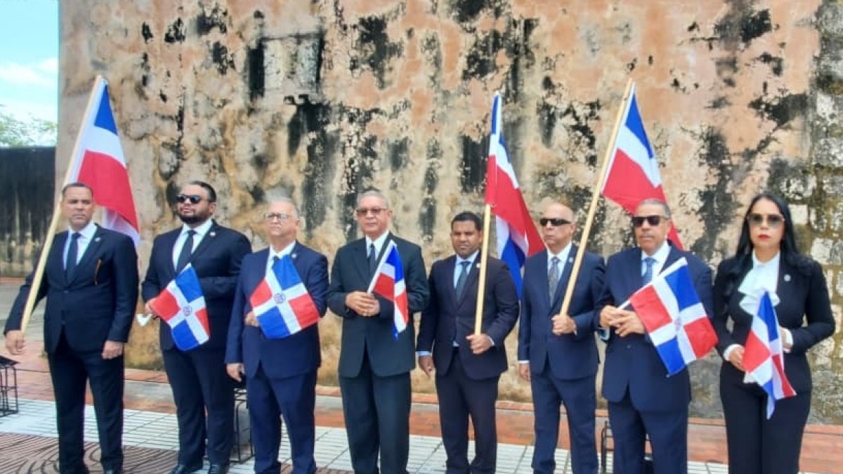 Wilson Gómez junto a miembros de la entidad.