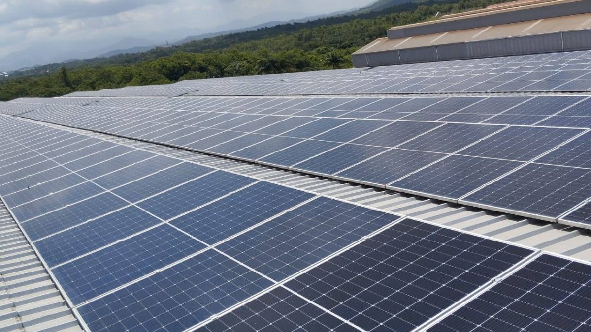 La instalación de paneles solares en techos de viviendas reduciría del déficit eléctrico