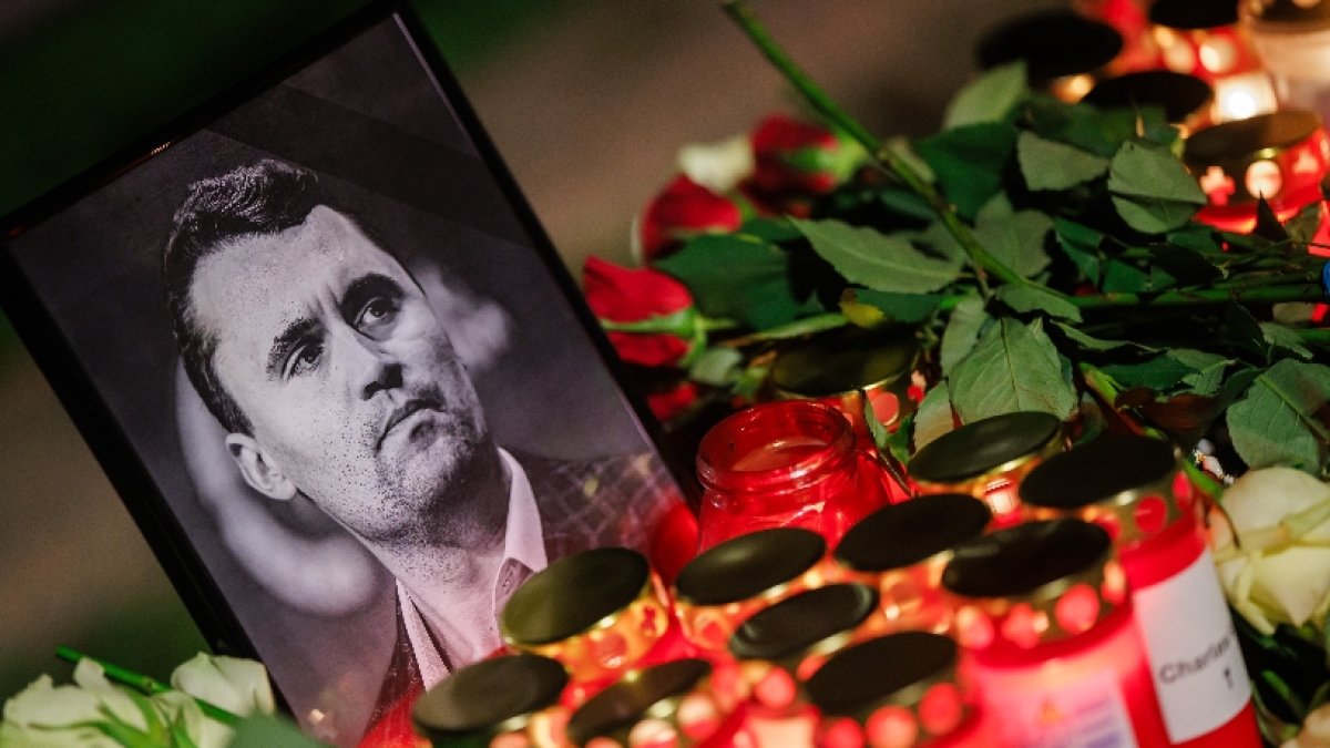 Este jueves era notoria la muestra de dolor por Kirk.  EFE