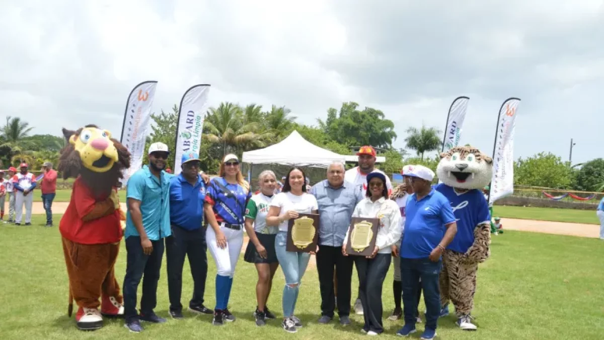 Carmen Aybar recibe placa de reconocimiento.