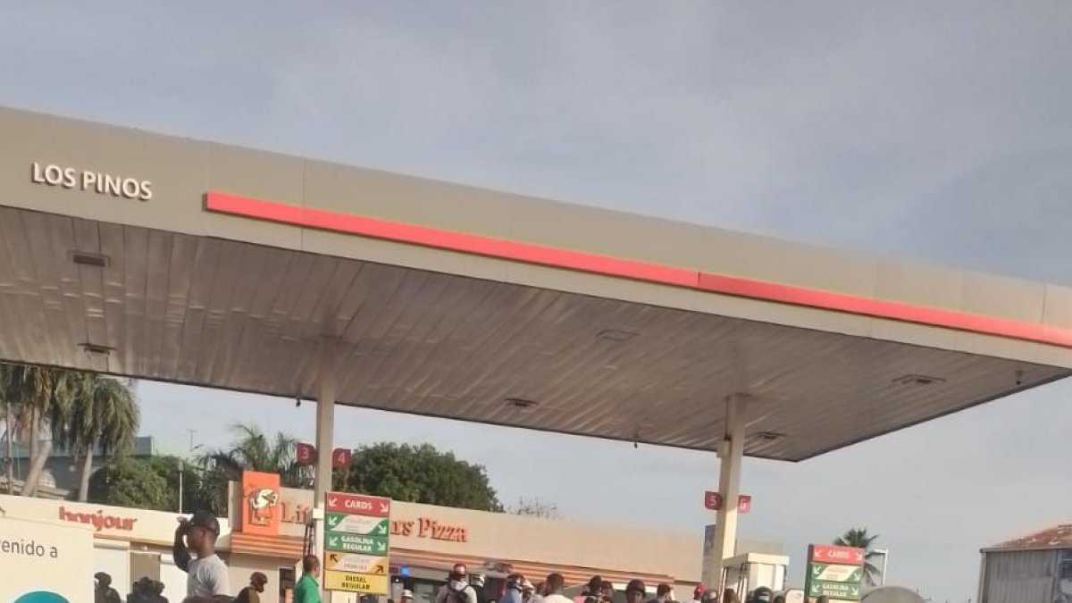 Policía y civil mueren a tiros en estación de combustible en Santo Domingo Norte