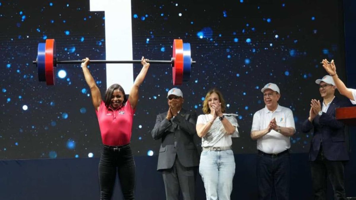 La pesista 
dominicana, Beatriz Pirón, realiza una alzada para dejar  iniciados los 28
 Juegos Juegos Interdepartamentales 2025 del 
Banco Central