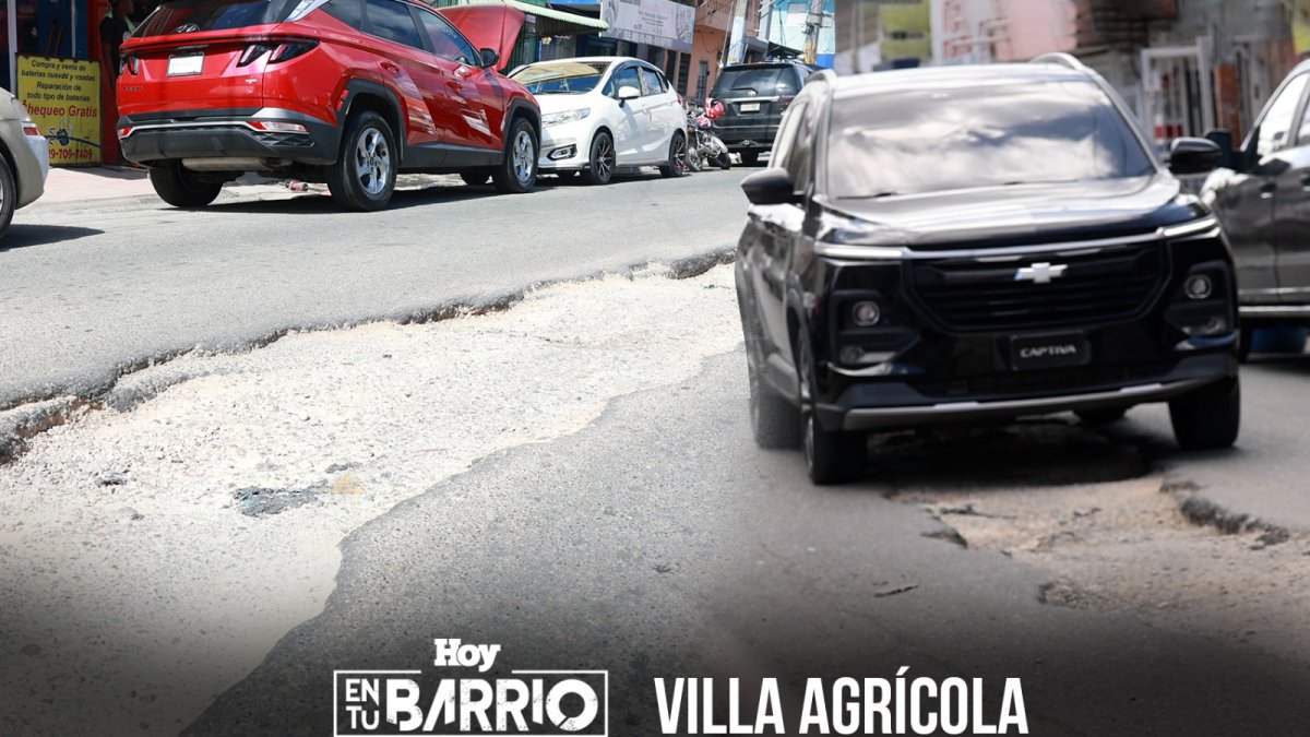 Conductores maniobran para esquivar hoyo en Villas Agrícolas